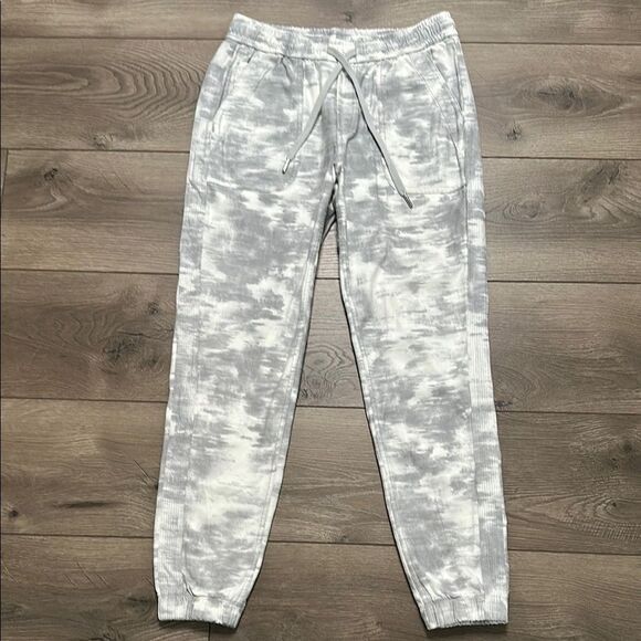 Athleta Farallon Printed Mid Rise Jogger Pants White Gray Size 4 - Picture 2 of 10